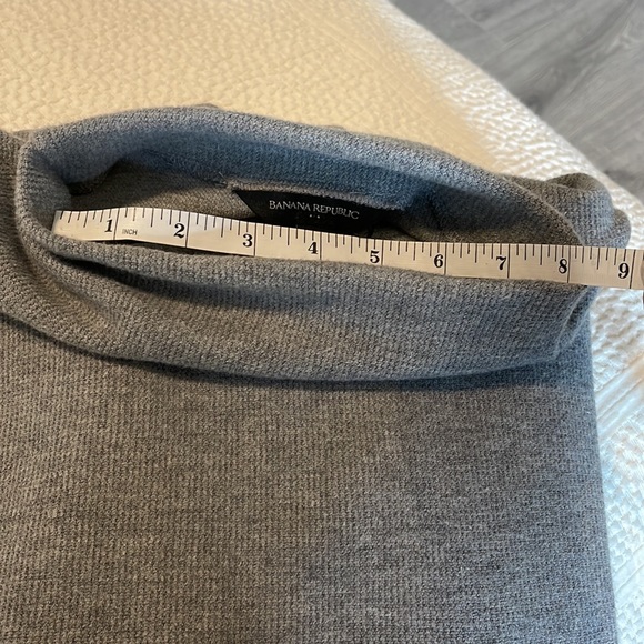 NWOT Banana Republic  Gray Cowl  Neck sweatshirt  with front pouch. - Picture 7 of 9